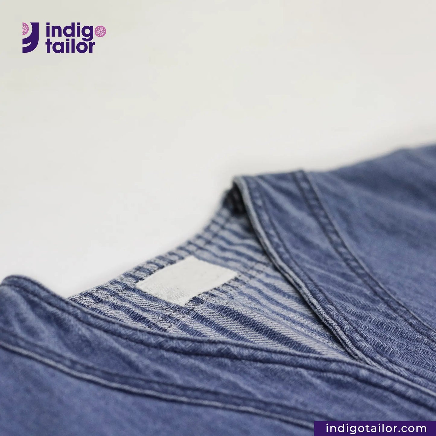 Close-up of BASEBALL NORAGI (VINTAGE BLUE) shirt neck with a brand logo in the corner